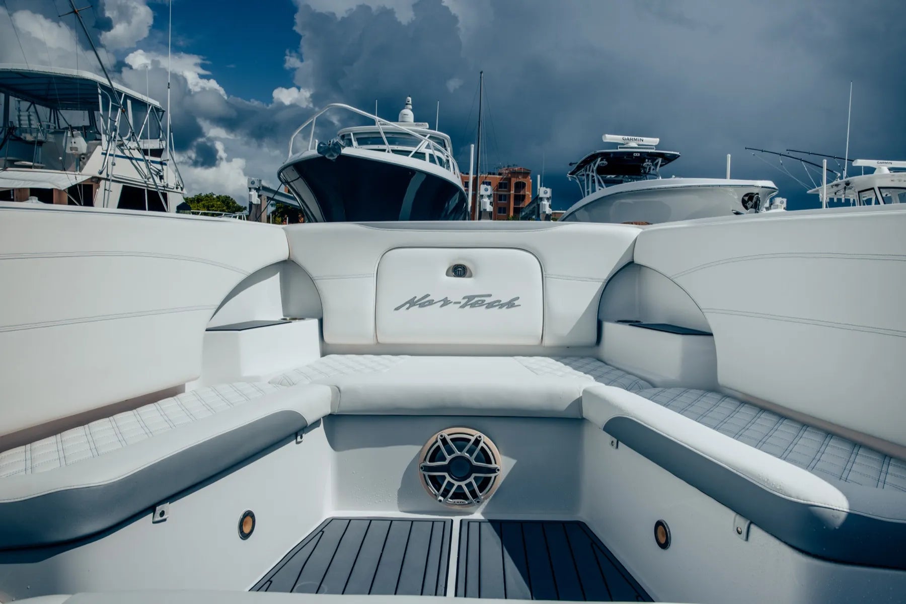 Bow lounge in white vinyl with a stitched Nor-Tech applique on the backrest and grey EVA decking